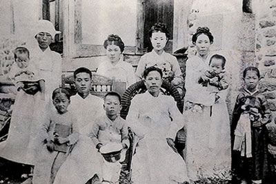 1921년 최신은 입학 기념 가족사진